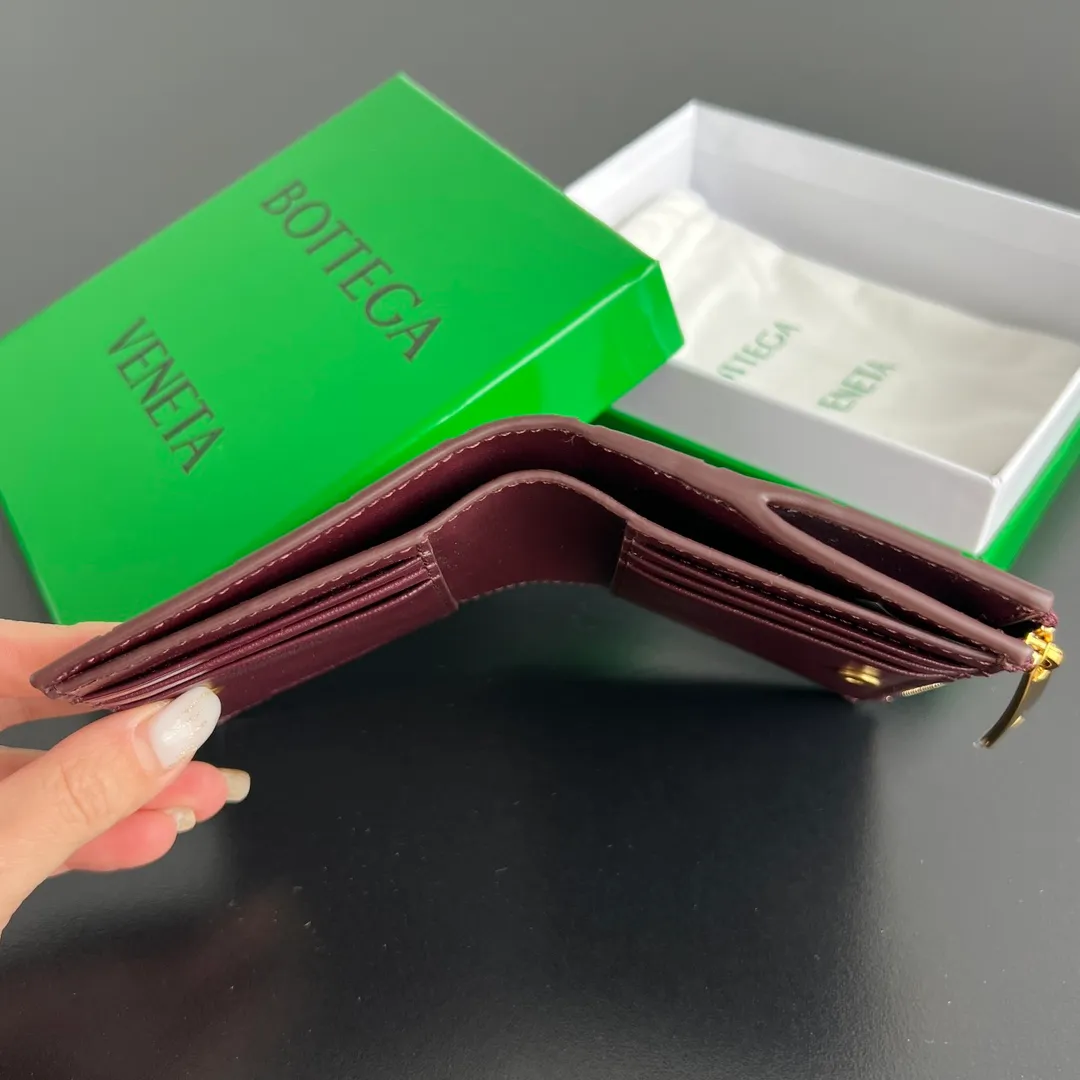 #Bv Braided Bi-fold Zipper Wallet 742330 Small and exquisite wallet for men and women ☄️ Elegant and fashionable shape, blending classic design and practical functions, perfectly showing the texture and neatness of sheep leather, snap button closure, equipped with 6 card slots, a banknote compartment, and a zipper coin purse. It meets all the functions of a wallet ✋ Multiple color options, a good match for gifts or personal use ☑️ Size: 11.5x9 P640